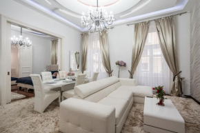 Opera Balkony Luxury Apartment with free parking